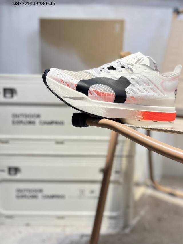 On昂跑 Cloudvista 鞋款以网球为灵感的运动休闲鞋，大胆的复古外观与革新科技融合，助力运动生活的活力探索，让你尽享全天候舒适；多层叠加的环保人造皮革打