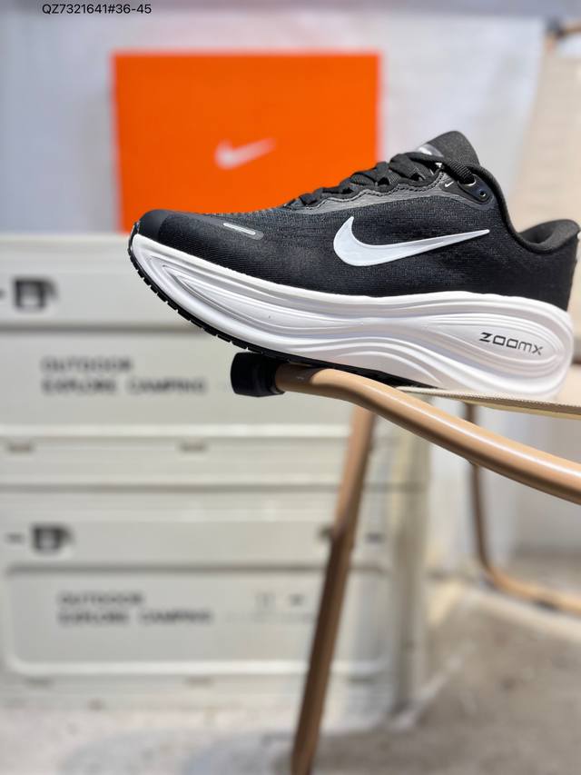 耐克 Nike Vomero Plus 舒适减震防滑低帮跑步鞋 全掌Reactx泡绵中底 前掌和后跟还配备了Air Zoom气垫单元 据说跑起来更快更舒适哦 这