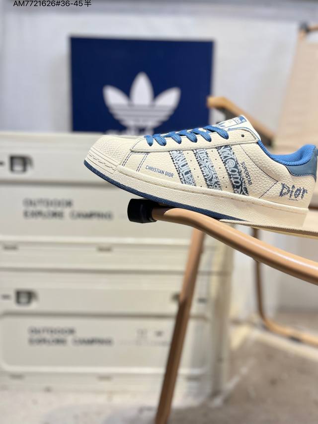 海外爆款限量发售！高端定制Adidas Superstar “Dior联名- 米白蓝迪奥印花”经典贝壳头造型，搭配米白与藏蓝的清爽配色 高端定制 低帮休闲板鞋