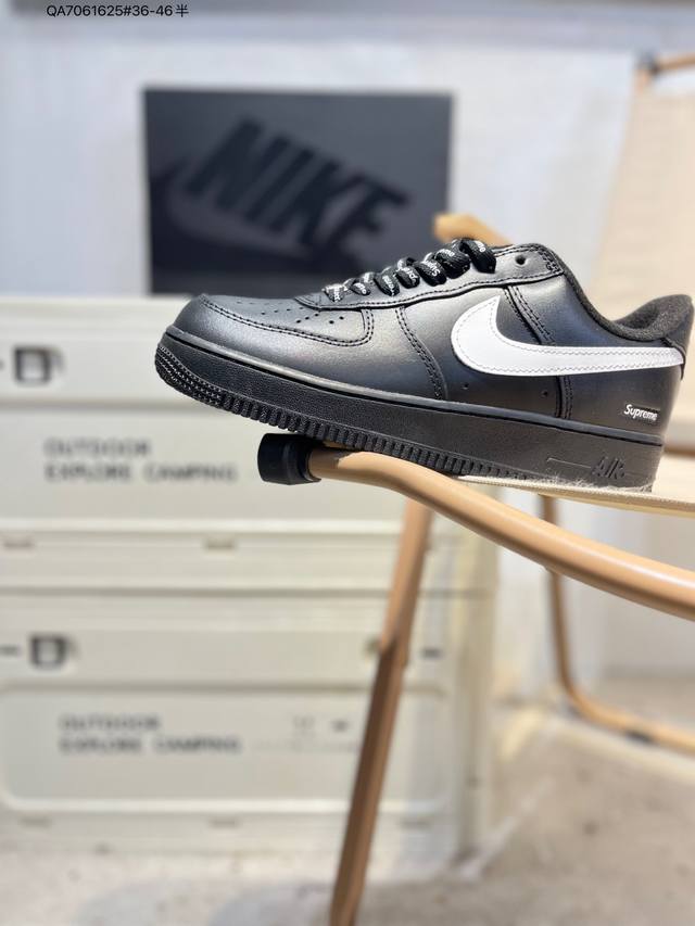Supreme X 耐克 Nike Air Force 1 '07空军一号 百搭休闲运动板鞋。柔软、弹性十足的缓震性能和出色的中底设计，横跨复古与现代的外型结合