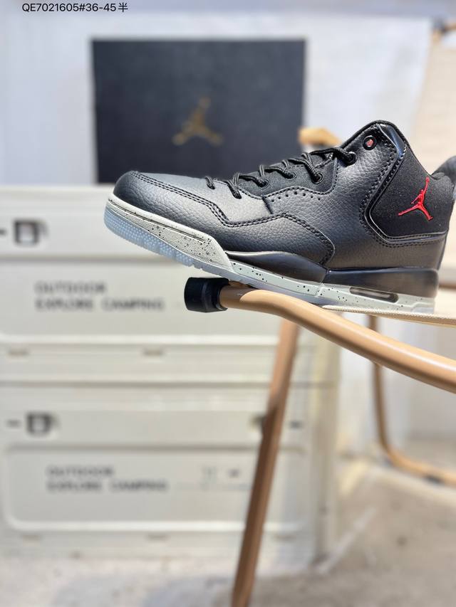 Aj23 Air Jordan Courtside 23 人气单品Aj23代柔软舒适，是作为Air Jordan 3到Air Jordan 4之间的过渡产品，和