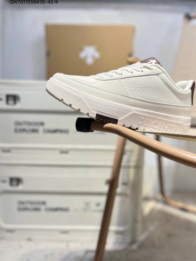 迪桑特Descente Court Sb 市面最优品质 区别市场版本 Descente 迪桑特 创立于1935年，品牌名取自法语词汇，意为“滑降”。品牌箭头标识