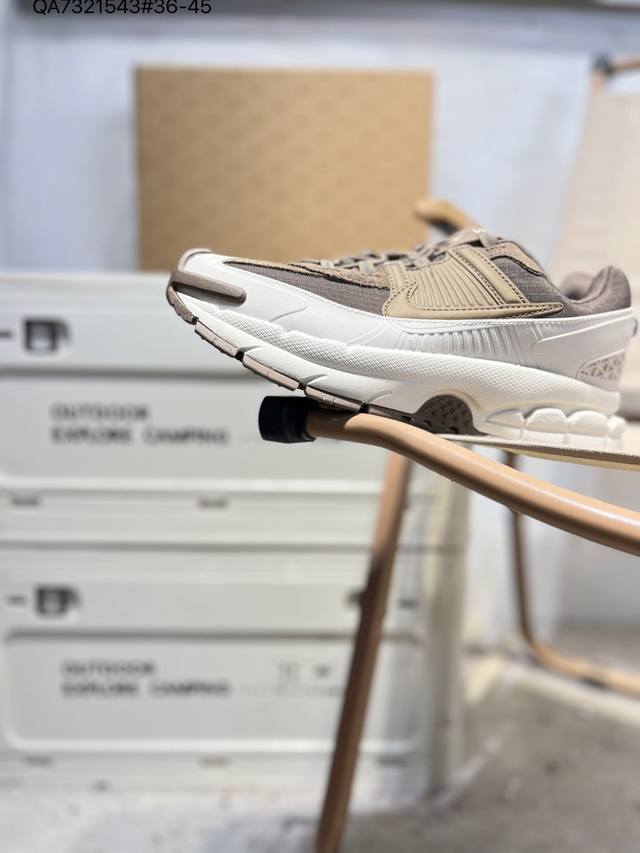 耐克Nike Zoom Vomero Roam 马拉松复古跑五代休闲运动慢跑鞋 采用环保纤维革饰片组合网眼布鞋面材质 升级正确后跟Tpu加固 耐弯折热塑框架支撑