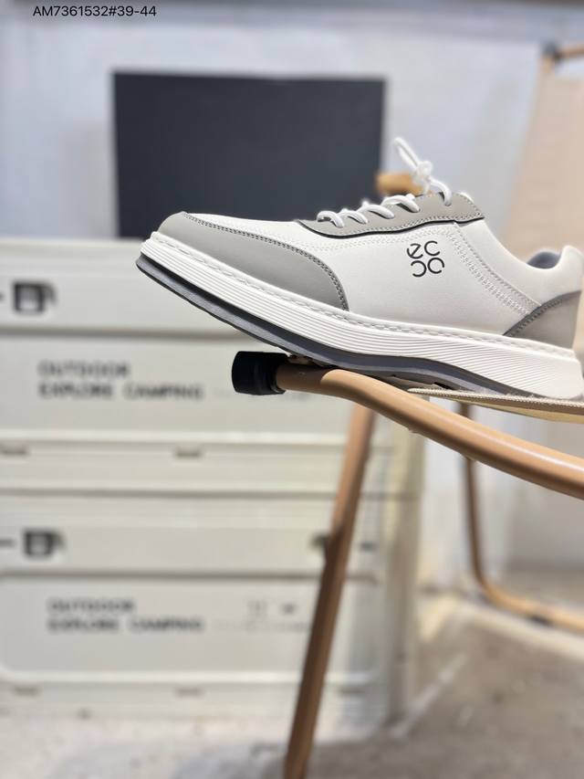 Ecco爱步男鞋轻便透气舒适耐穿 亲肤吸汗舒适内里 防滑防磨 持久干爽 简约粗绳系带 穿脱更加方便 柔韧防滑大底 鞋底立体凹槽 凹凸花纹加持 增强防滑减震性能