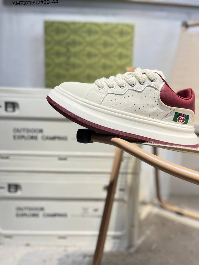 Gucci 古驰顶级进口材料 极为亲肤舒适 摸上去非常的细腻 版型上很正 进口牛皮+真皮内里+几何构图案 奢华生动 图案透气不闷热 更为牢固耐穿 色彩更为鲜艳绚