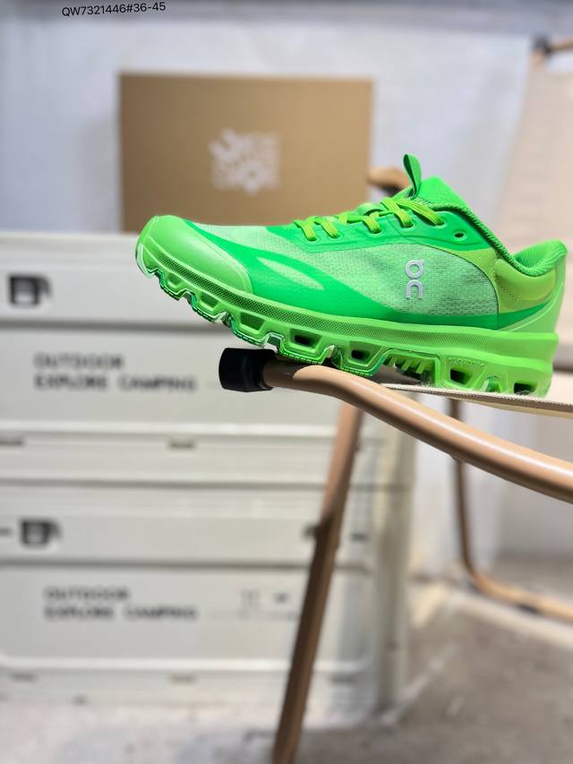 On昂跑 Cloudvista 鞋款以网球为灵感的运动休闲鞋，大胆的复古外观与革新科技融合，助力运动生活的活力探索，让你尽享全天候舒适；多层叠加的环保人造皮革打