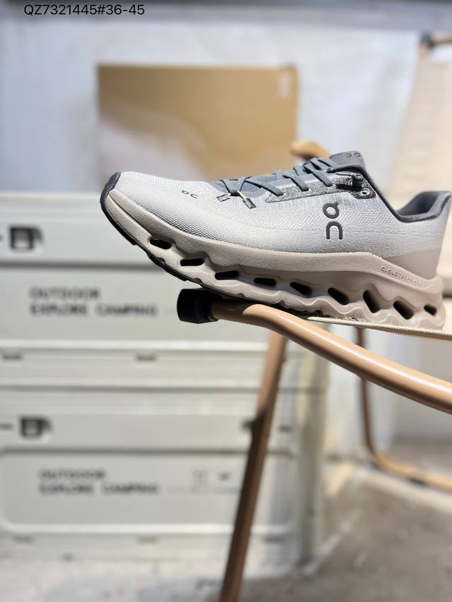 On昂跑 Cloudvista 鞋款以网球为灵感的运动休闲鞋，大胆的复古外观与革新科技融合，助力运动生活的活力探索，让你尽享全天候舒适；多层叠加的环保人造皮革打