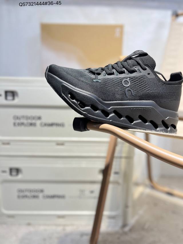 On昂跑 Cloudvista 鞋款以网球为灵感的运动休闲鞋，大胆的复古外观与革新科技融合，助力运动生活的活力探索，让你尽享全天候舒适；多层叠加的环保人造皮革打