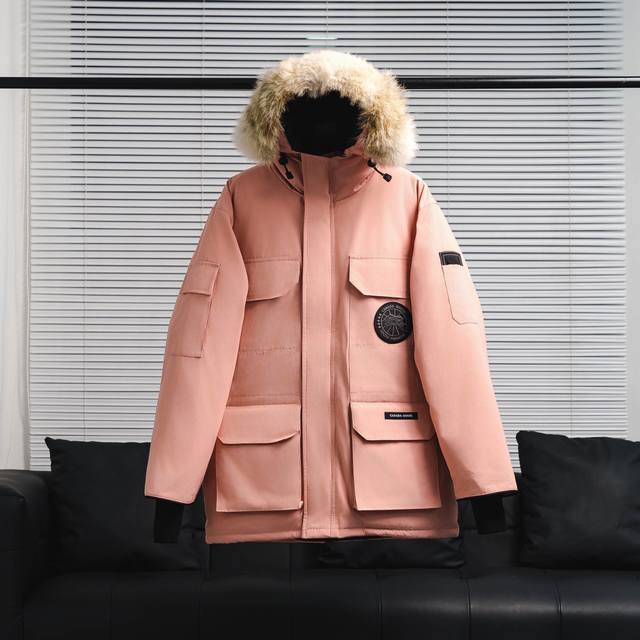 渠道优势 ！ 全新改版 外贸保真版 大鹅 加拿大鹅08远征款 派克大衣羽绒服 ： 产品配色：黑色、米白色、石墨灰、粉色、藏青色、天蓝色 行业标杆 国内羽绒服天花