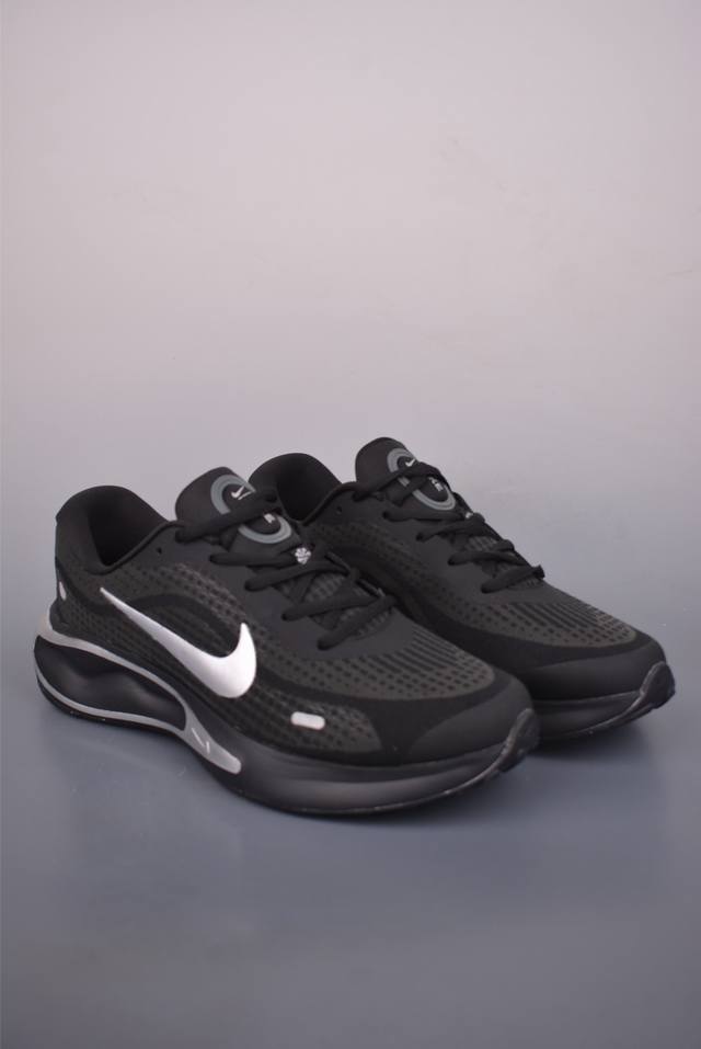 Nike Journey Run 跑步鞋 外贸专供订单 原厂折返国内销售 使用了新型的缓震材料 脚感偏韧 后跟有加厚的海绵填充 鞋子前掌和后掌做了加宽设计 增加