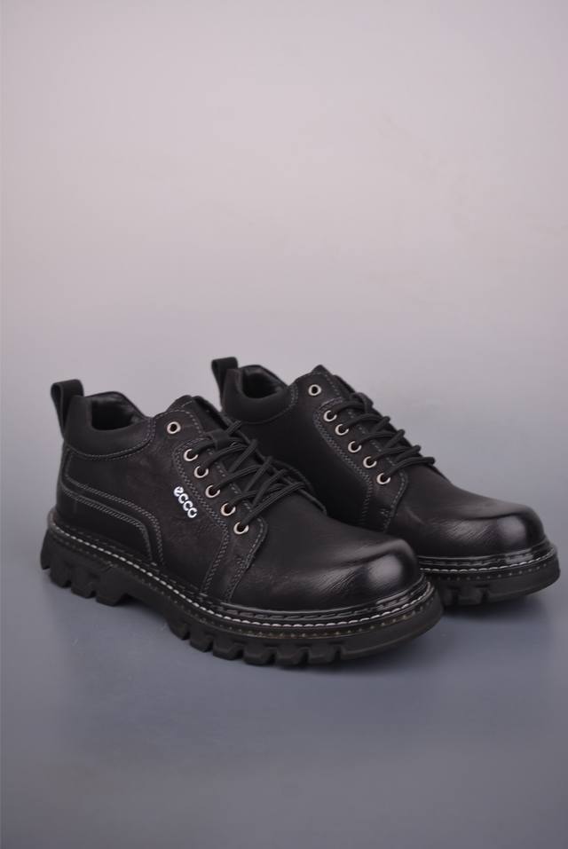 Ecco爱步男鞋2025年新款 拼接板鞋拼色 街头轻巧系列 头层牛皮选料 质地柔韧富有弹性 触感柔软细腻 内里头层猪皮透气吸汗 独有精密缝制走线 针脚细密均匀