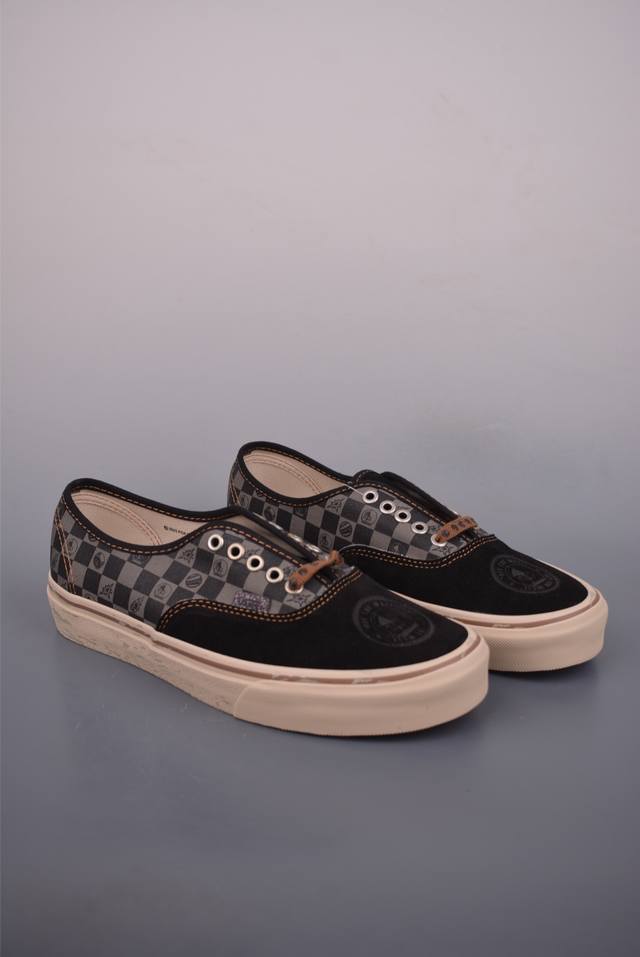 Vans Authentic Space Molly X 泡泡玛特 Pop Mart 联名款 此次合作以“保持想象，不断探索”为主题，通过 Space Moll