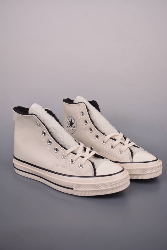 Converse Chuck 1970S 皮面羊羔绒 采用70S经典鞋型，鞋舌面和内里包裹上保暖性极强的上等羊羔绒、经典保暖又不平凡！在寒冷的冬季你也可以勇敢秀
