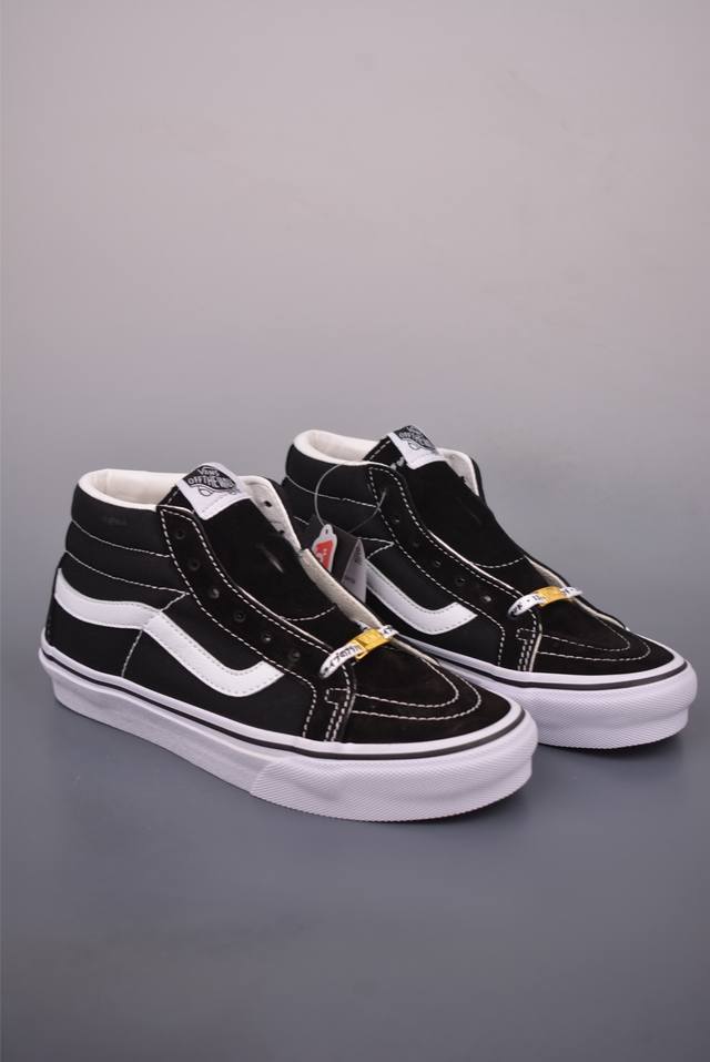 Vans Sk8-Mid中帮 采用经典Sk8-Mid鞋型 金扣字母鞋带点缀增加复古属性 整体在鞋型和贴合度方面重塑鞋款 尺码：35 36 36.5 37 38