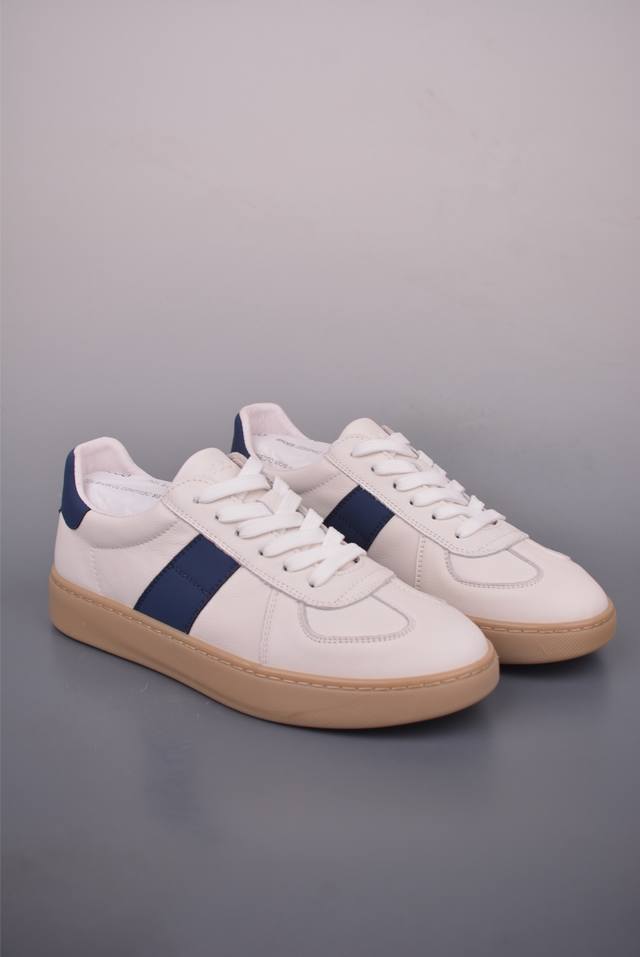 Ecco爱步休闲鞋秋 25年新款时尚德训鞋 经典百搭板鞋 街头球鞋系列 保留板鞋的经典轮廓 同时融入球鞋的流线型线条 打造运动与街头复古的碰撞感 多元色系融和简