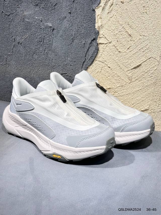 新品上市实拍 Hoka U Restore Ct 全新配色 一脚蹬系列，这个品牌来自于新西兰的毛利语，Hoka表示大地，One One表示飞越，连起来就是飞越地