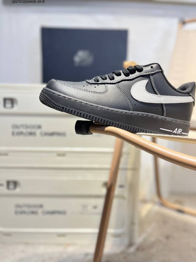 耐克 Nike Air Force 1 '07空军一号 百搭休闲运动板鞋。柔软、弹性十足的缓震性能和出色的中底设计，横跨复古与现代的外型结合，造就出风靡全球三十