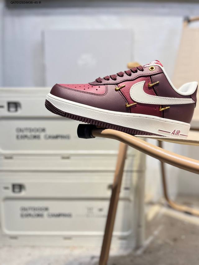 耐克 Nike Air Force 1 '07空军一号 百搭休闲运动板鞋。柔软、弹性十足的缓震性能和出色的中底设计，横跨复古与现代的外型结合，造就出风靡全球三十