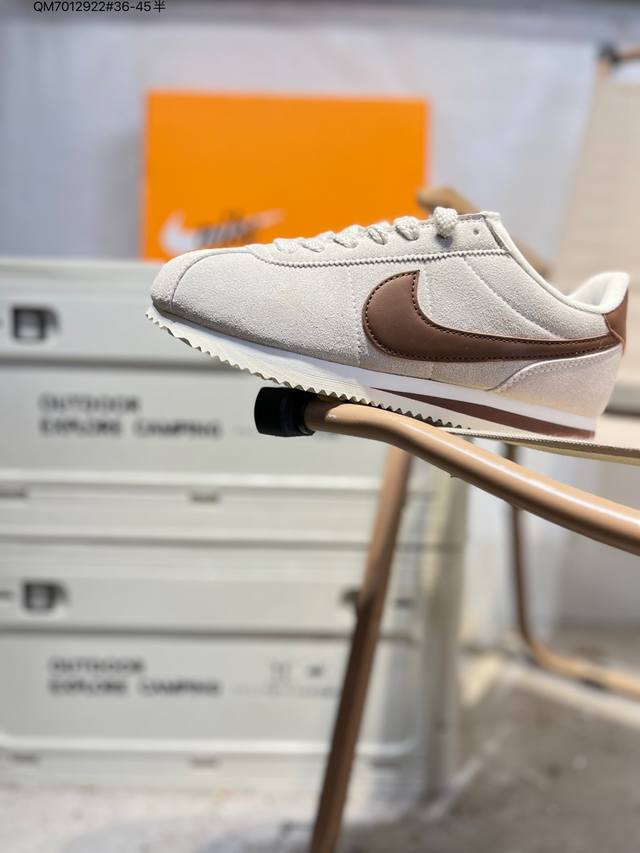Nike Classic Cortez 全新配色 经典阿甘休闲跑步鞋 纯粹而执着的精神，使得Cortez种在了一代人的心里，无论是否喜欢它复古的鞋型，一双Nik