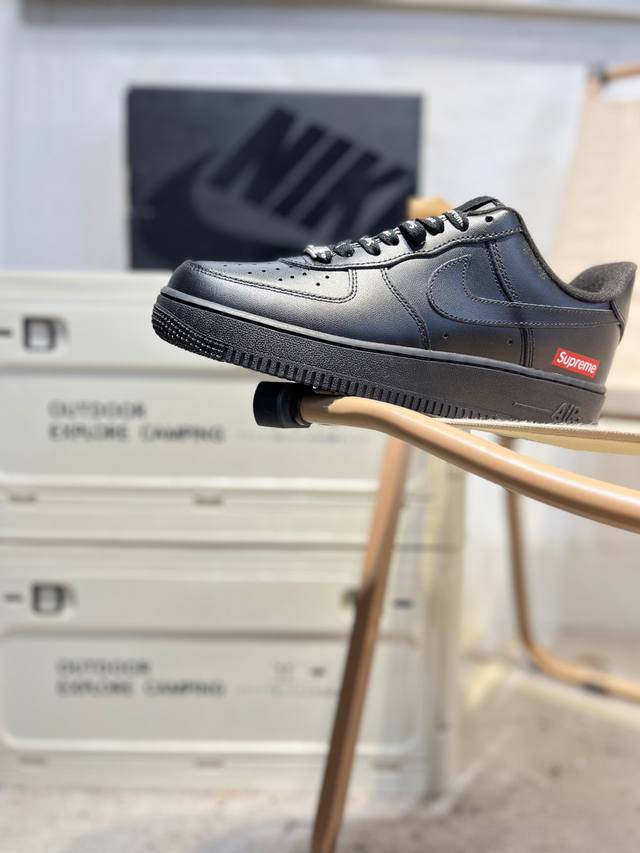 Supreme X 耐克 Nike Air Force 1 '07空军一号 百搭休闲运动板鞋。柔软、弹性十足的缓震性能和出色的中底设计，横跨复古与现代的外型结合