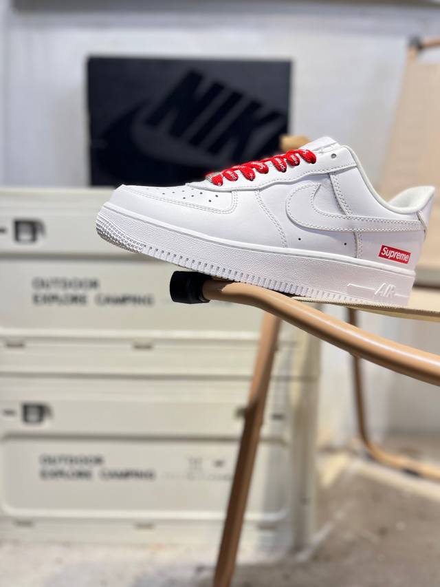 Supreme X 耐克 Nike Air Force 1 '07空军一号 百搭休闲运动板鞋。柔软、弹性十足的缓震性能和出色的中底设计，横跨复古与现代的外型结合