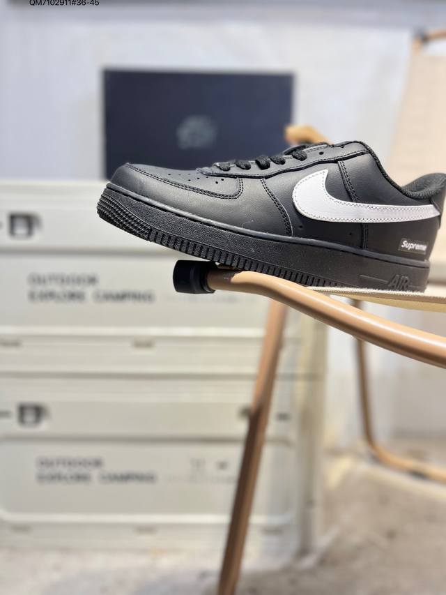 Supreme X 耐克 Nike Air Force 1 '07空军一号 百搭休闲运动板鞋。柔软、弹性十足的缓震性能和出色的中底设计，横跨复古与现代的外型结合