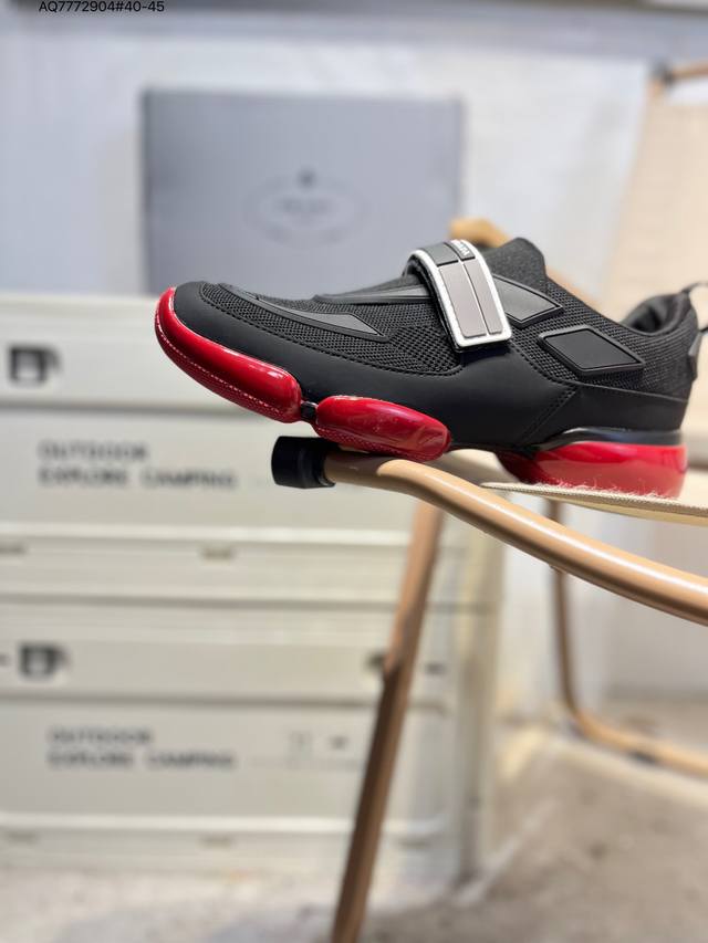 Prada 普拉达 原楦数据开发版型，采用Tpu定型橡胶模片网织布鞋面材质，头层真皮灌注式Pu乳胶缓震鞋垫，外置Tr耐磨橡胶鞋底多变设计塑造新品,意大利高奢品牌