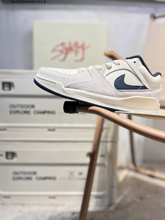 Air Jordan Stadium 90 Stadium Jordan Stadium 90充满了对Tinkerhathield 原创设计的致敬，包括中足网状