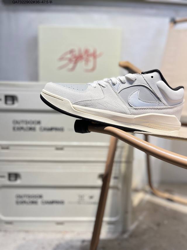 Air Jordan Stadium 90 Stadium Jordan Stadium 90充满了对Tinkerhathield 原创设计的致敬，包括中足网状