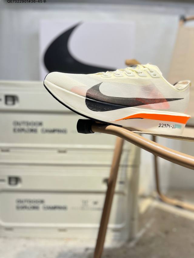 真碳板Nike Zoomx Vaporfly Next% 4耐克 轻量化 网面透气运动鞋 这款新一代最强跑鞋在鞋面和鞋底都进行了全方位升级鞋面使用了全新 Vap