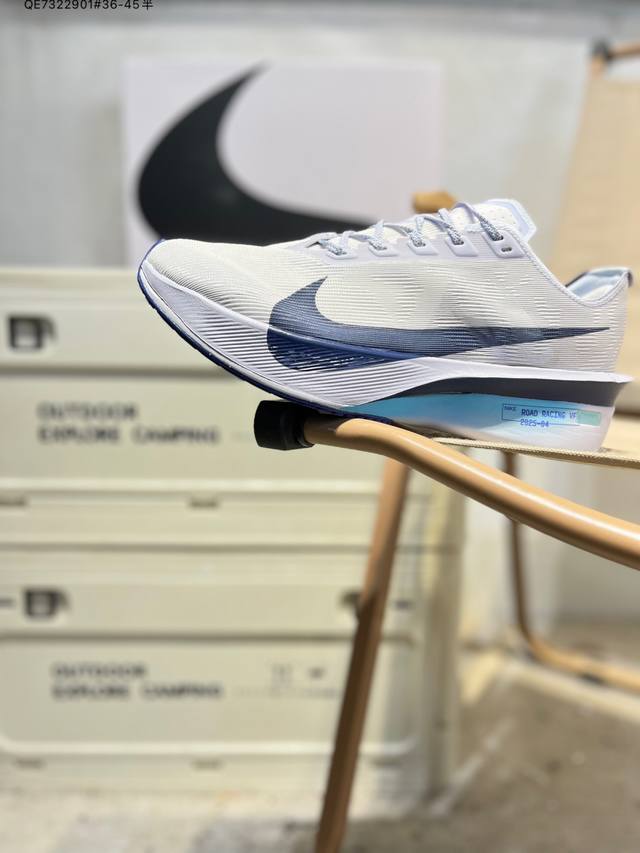 真碳板Nike Zoomx Vaporfly Next% 4耐克 轻量化 网面透气运动鞋 这款新一代最强跑鞋在鞋面和鞋底都进行了全方位升级鞋面使用了全新 Vap