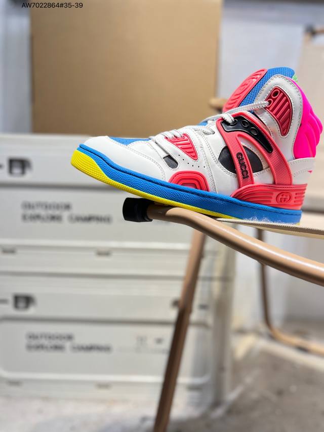 原 版本 双十一福利特价广东原产# 古驰Gucci 精致小巧的互扣式双G标识浪漫诠释此系列的美学理念。复古灵感巧妙融于运动鞋设计，焕新演绎品牌标识 原版定制进口