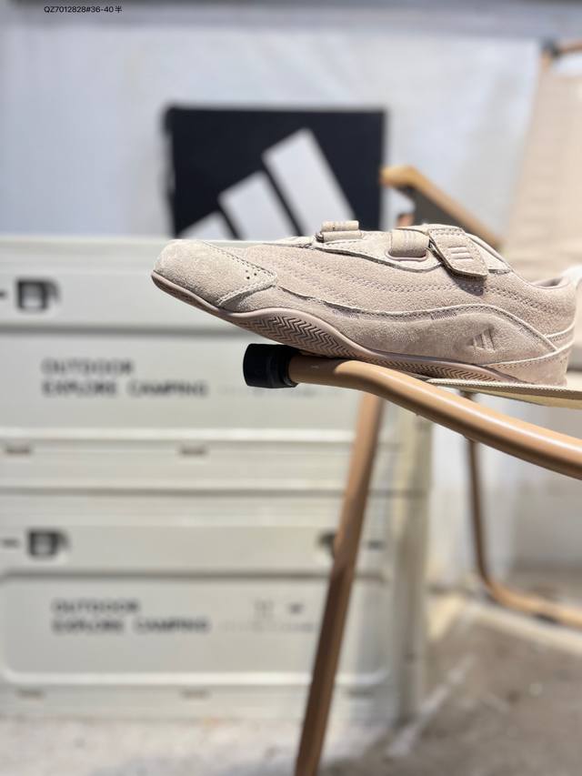 Adidas Fos Urban Reverie 舒适时尚 阿迪Fos芭蕾鞋 设计感特别强 中底廓形设计 结合了两种缓震技术 绑带设计整体线条优美 显脚瘦 虽然