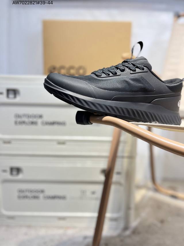 Ecco爱步男鞋轻便透气舒适耐穿 亲肤吸汗舒适内里 防滑防磨 持久干爽 简约粗绳系带 穿脱更加方便 柔韧防滑大底 鞋底立体凹槽 凹凸花纹加持 增强防滑减震性能