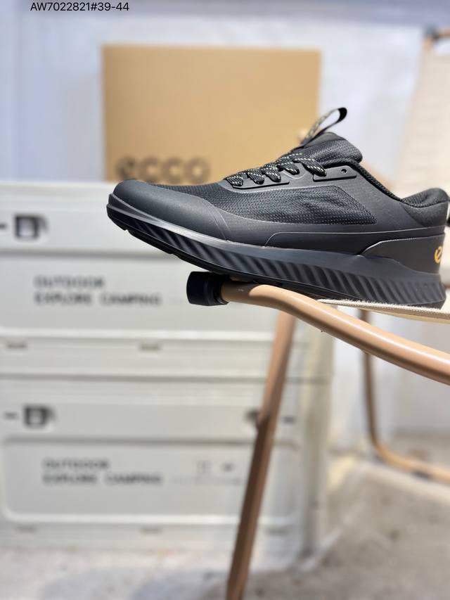 Ecco爱步男鞋轻便透气舒适耐穿 亲肤吸汗舒适内里 防滑防磨 持久干爽 简约粗绳系带 穿脱更加方便 柔韧防滑大底 鞋底立体凹槽 凹凸花纹加持 增强防滑减震性能