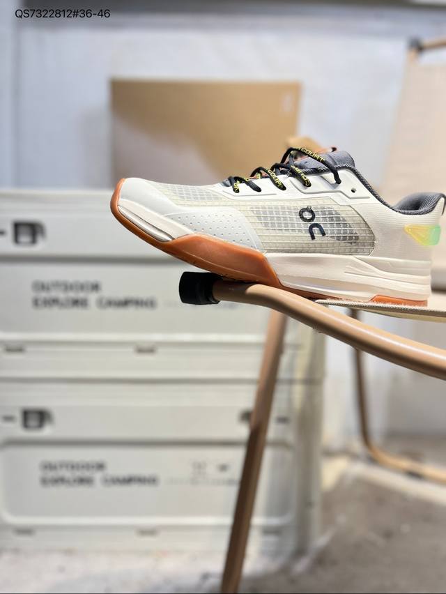 On昂跑 Cloudvista 鞋款以网球为灵感的运动休闲鞋，大胆的复古外观与革新科技融合，助力运动生活的活力探索，让你尽享全天候舒适；多层叠加的环保人造皮革打