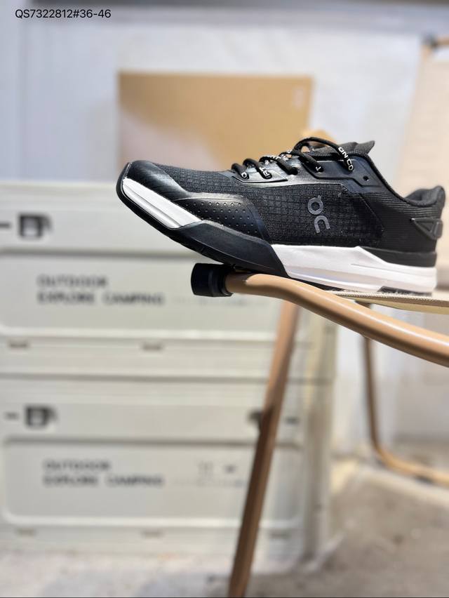 On昂跑 Cloudvista 鞋款以网球为灵感的运动休闲鞋，大胆的复古外观与革新科技融合，助力运动生活的活力探索，让你尽享全天候舒适；多层叠加的环保人造皮革打