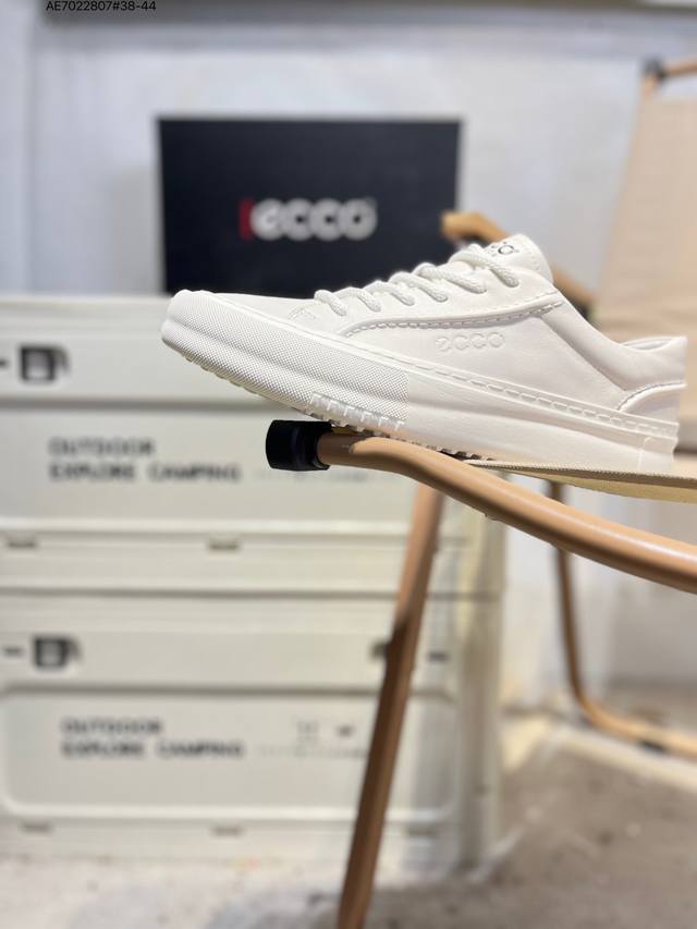 Ecco爱步男鞋轻便透气舒适耐穿 亲肤吸汗舒适内里 防滑防磨 持久干爽 简约粗绳系带 穿脱更加方便 柔韧防滑大底 鞋底立体凹槽 凹凸花纹加持 增强防滑减震性能