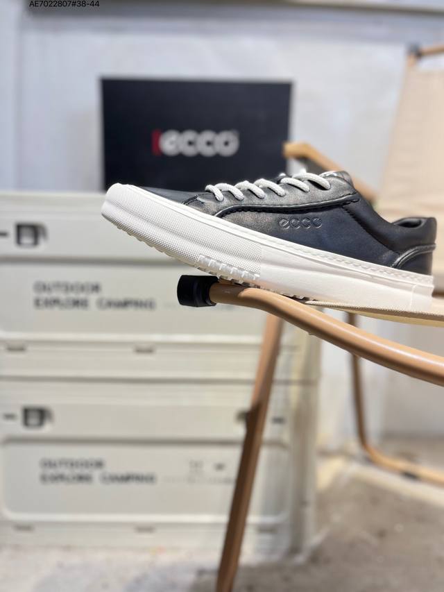 Ecco爱步男鞋轻便透气舒适耐穿 亲肤吸汗舒适内里 防滑防磨 持久干爽 简约粗绳系带 穿脱更加方便 柔韧防滑大底 鞋底立体凹槽 凹凸花纹加持 增强防滑减震性能