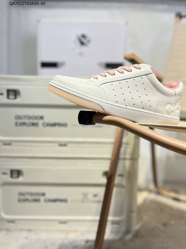 原 版本 双十一福利特价广东版 香奈儿系列Chanel 香奈儿 春夏新款板鞋 广东原产 全套专柜同步包装配件 配套最高还原 细节设计简单大体 本季精彩聚焦在颜色