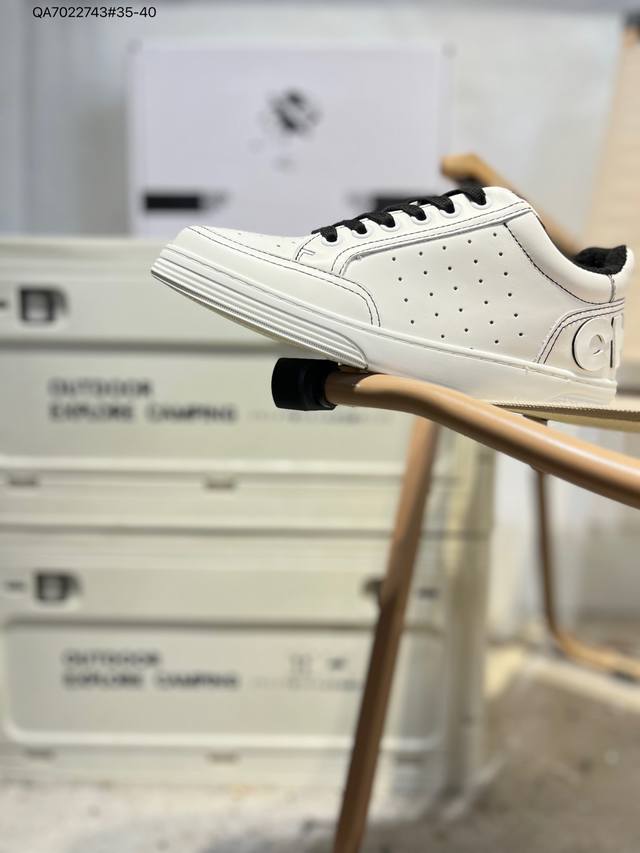 原 版本 双十一福利特价广东版 香奈儿系列Chanel 香奈儿 春夏新款板鞋 广东原产 全套专柜同步包装配件 配套最高还原 细节设计简单大体 本季精彩聚焦在颜色