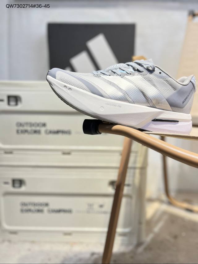 Adidas Adizeroboston 13 M马拉松竞速专业跑鞋 Celermesh针织网面非常轻薄 纤维间的缝隙很大 可以保证跑步时的透气、排汗效果 鞋舌