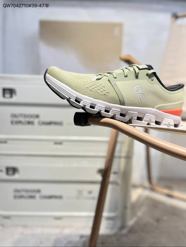 On昂跑 Cloudvista 鞋款以网球为灵感的运动休闲鞋，大胆的复古外观与革新科技融合，助力运动生活的活力探索，让你尽享全天候舒适；多层叠加的环保人造皮革打