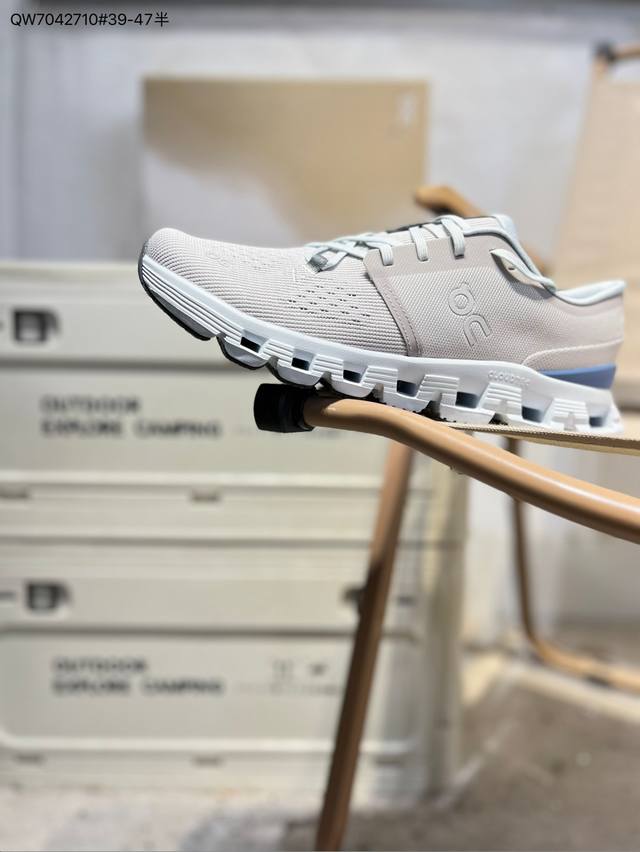 On昂跑 Cloudvista 鞋款以网球为灵感的运动休闲鞋，大胆的复古外观与革新科技融合，助力运动生活的活力探索，让你尽享全天候舒适；多层叠加的环保人造皮革打