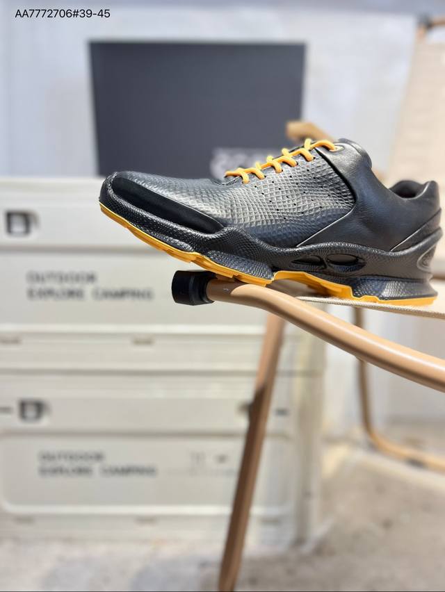 Ecco爱步男鞋轻便透气舒适耐穿 亲肤吸汗舒适内里 防滑防磨 持久干爽 简约粗绳系带 穿脱更加方便 柔韧防滑大底 鞋底立体凹槽 凹凸花纹加持 增强防滑减震性能