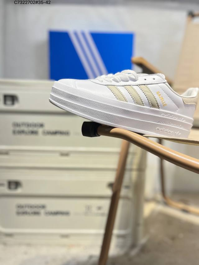 Adidas 阿迪达斯 德训系列 男女鞋真标半码制，升级原楦原纸版开发版型，采用翻毛皮组合蛇纹纤维革鞋面材质，外置加厚橡胶大底阿迪达斯 三叶草阿迪达斯Adida