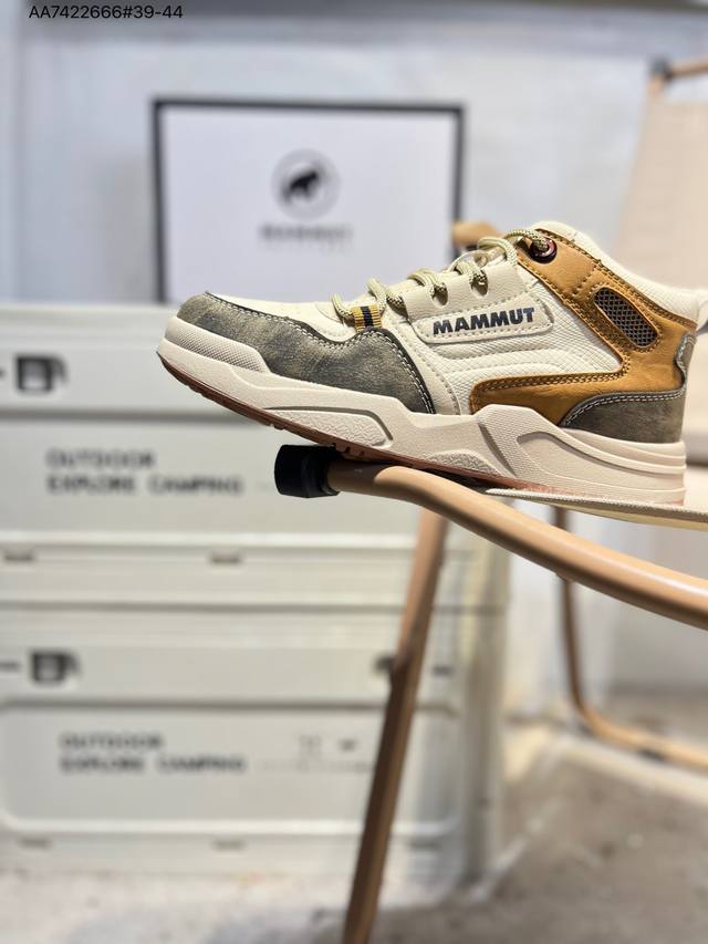 Mammut猛犸象 户外机能训练 登山鞋 采用了专业的鞋底设计 耐磨的橡胶大底和特殊的防滑纹路设计 无论是在崎岖的山路还是湿滑的岩石上 都能为穿着者提供稳固的支