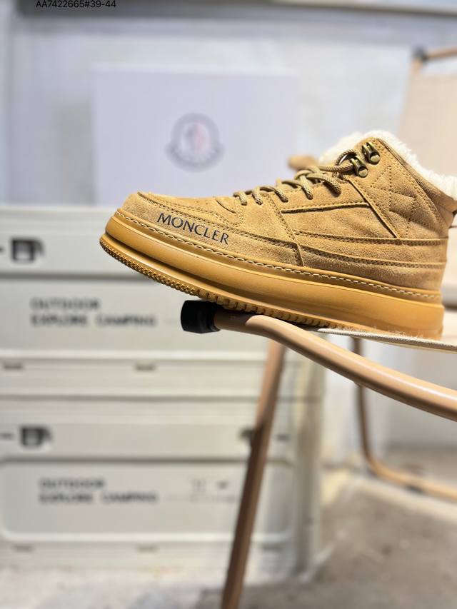 Moncler蒙口男士户外系带运动鞋，具有舒适防滑性能，专为户外跑步或都市漫步而设。兼备创新、功能性与图形细节于一体，从高山氛围汲取灵感，诠释潮流时尚。多种原版