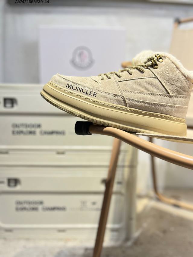 Moncler蒙口男士户外系带运动鞋，具有舒适防滑性能，专为户外跑步或都市漫步而设。兼备创新、功能性与图形细节于一体，从高山氛围汲取灵感，诠释潮流时尚。多种原版