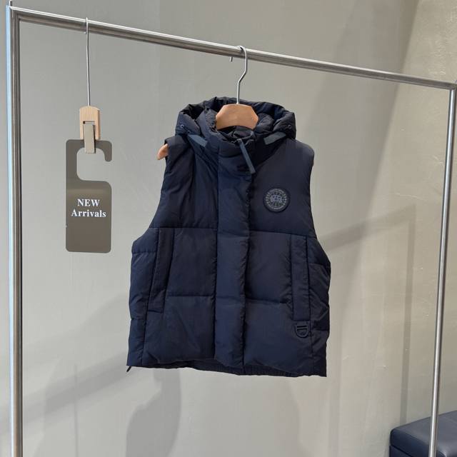 渠道优势 ！ 外贸保真版 大鹅 ｜加拿大鹅 系列 黑标 羽绒马甲 欧阳娜娜同款 ： 产品配色： 黑色、 白色